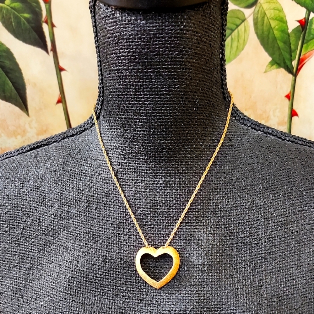 VINTAGE AVON GOLD HEART PENDANT NECKLACE